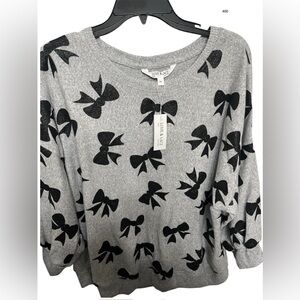 *new* Love & Lace Gray 3/4 Sleeves Top with Black Bow Design